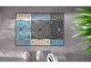 Fußmatte mit runden Ornamenten und Blöcken auf dem Fußboden