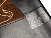 Rückenansicht der braunen Fußmatte mit liniengezeichnetem Dackel-Hund