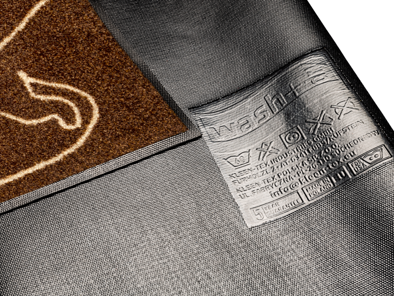 Rückenansicht der braunen Fußmatte mit liniengezeichnetem Dackel-Hund