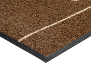 Eckansicht der braunen Fußmatte mit liniengezeichnetem Dackel-Hund