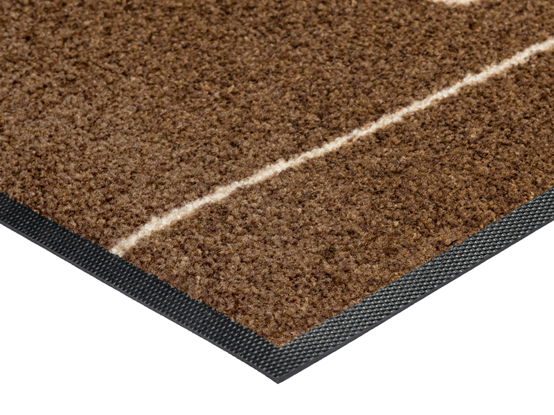 Eckansicht der braunen Fußmatte mit liniengezeichnetem Dackel-Hund