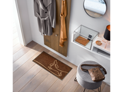 braune Fußmatte mit liniengezeichnetem Dackel-Hund in der Garderobe