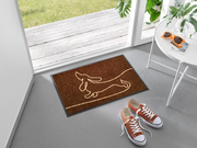 braune Fußmatte mit liniengezeichnetem Dackel-Hund im Eingangsbereich