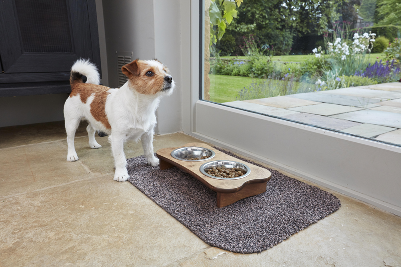 Fußmatte in Farbe Kaffee vor der Terrassentür