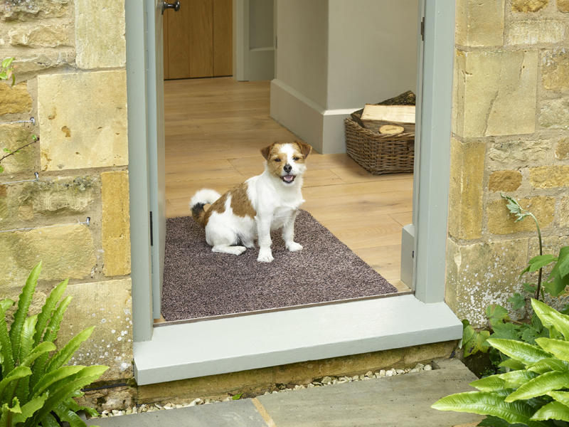 Fußmatte in Farbe Kaffee vor der Tür