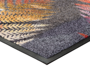 Eckansicht der Fußmatte mit bunten Blätterfarnen