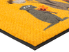 Eckansicht der Fußmatte mit Erdmännchen und Blumen auf orangem Hintergrund