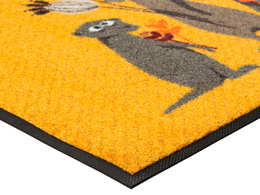 Eckansicht der Fußmatte mit Erdmännchen und Blumen auf orangem Hintergrund