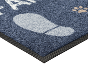 Eckansicht der grauen Fußmatte mit Schuhabdrücken und Schriftzug "FAMILY @ HOME"