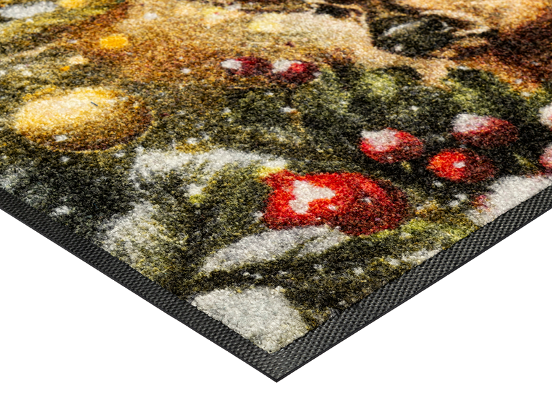 Eckansicht der winterlichen Fußmatte mit Hirsch, Schnee und roten Christbaumkugeln