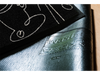 Rückenansicht des Küchenläufers mit Teller, Besteck, Küchenhelfer, Gläser in zarten weißen Linien auf schwarzem Hintergrund