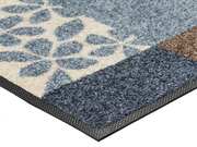 Eckansicht der blau-naturfarbenen Fußmatte mit floralem Design