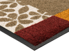 Eckansicht der rot-braunfarbenen Fußmatte mit floralem Design