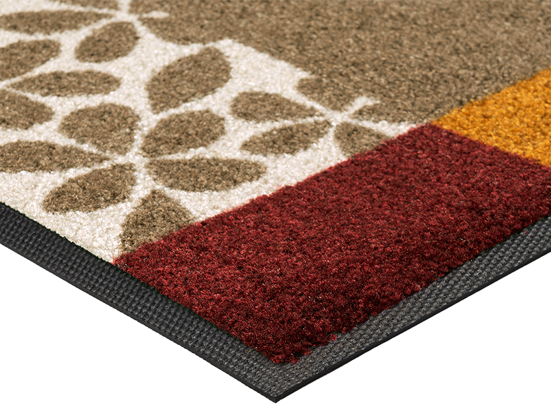 Eckansicht der rot-braunfarbenen Fußmatte mit floralem Design