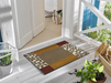 rot-braunfarbene Fußmatte mit floralem Design vor der Haustür