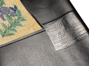 Rücken der Fußmatte mit bunten Blumendetails