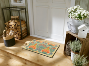 Fußmatte mit bunten Blumendetails vor der Haustür