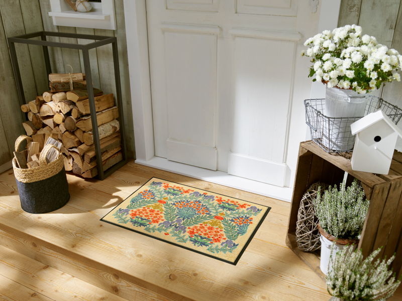 Fußmatte mit bunten Blumendetails vor der Haustür