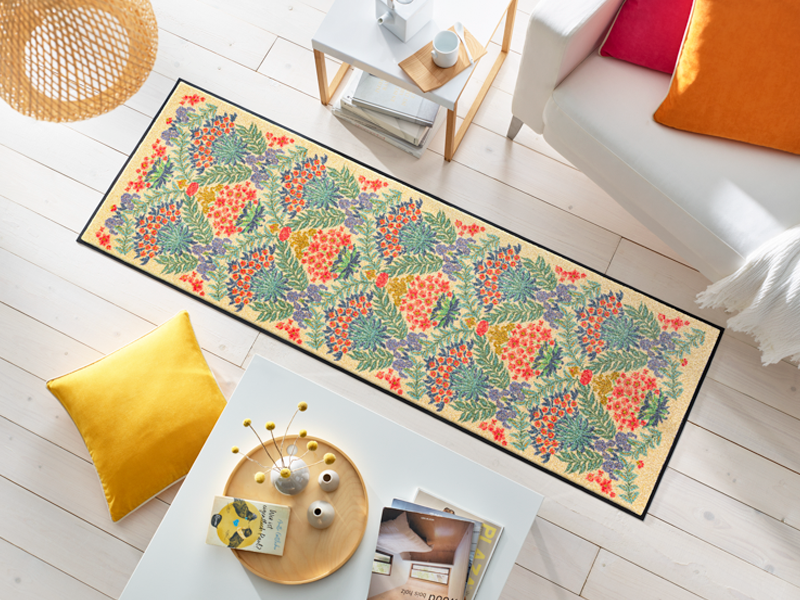 Fußmatte mit bunten Blumendetails im Wohnbereich