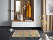 Fußmatte mit bunten Blumendetails in der Garderobe