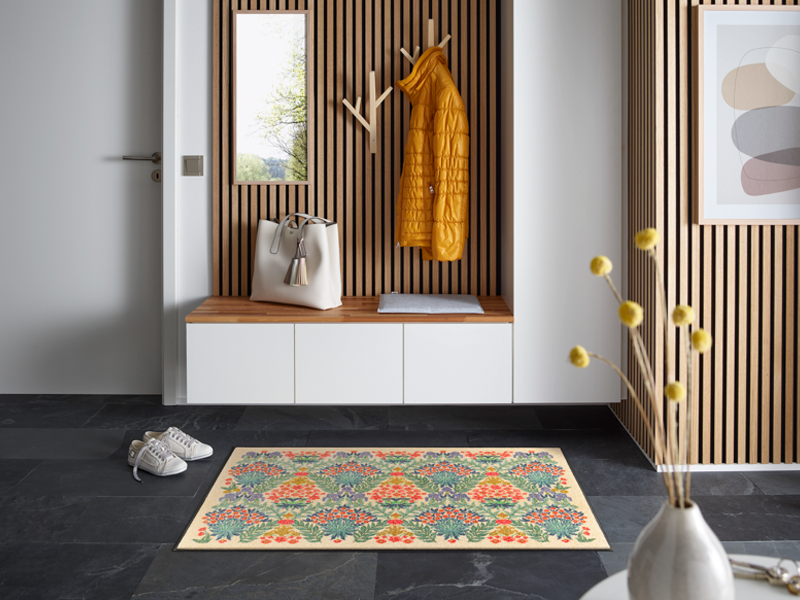 Fußmatte mit bunten Blumendetails in der Garderobe