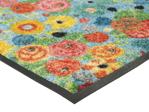 Eckansicht der Fußmatte mit bunten Blumen und Rosenblättern