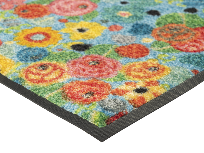 Eckansicht der Fußmatte mit bunten Blumen und Rosenblättern