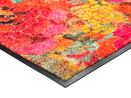 Eckansicht der Fußmatte mit rotem Blumenmotiv