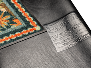 Rückenansicht der Fußmatte mit buntem floralem Muster