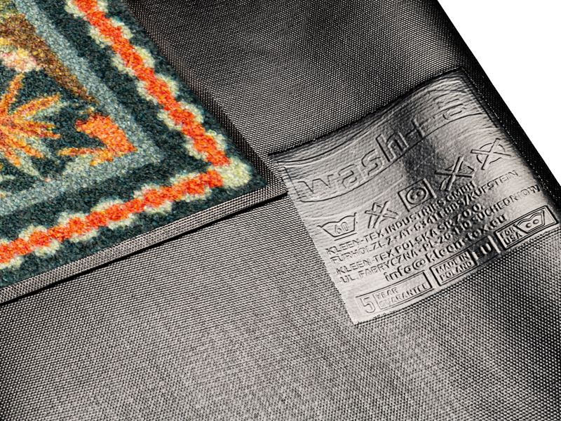 Rückenansicht der Fußmatte mit buntem floralem Muster