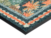 Eckansicht der Fußmatte mit buntem floralem Muster