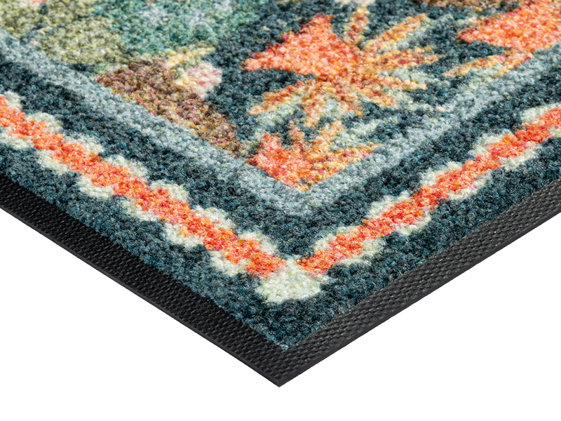 Eckansicht der Fußmatte mit buntem floralem Muster