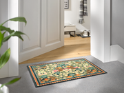 Fußmatte mit buntem floralem Muster vor der Wohnungstür