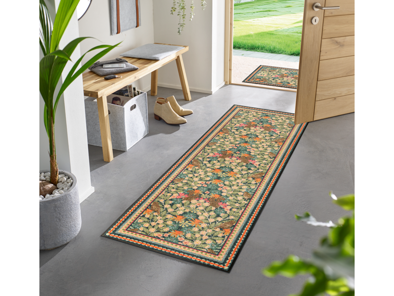 Fußmatte mit buntem floralem Muster im Eingangsbereich