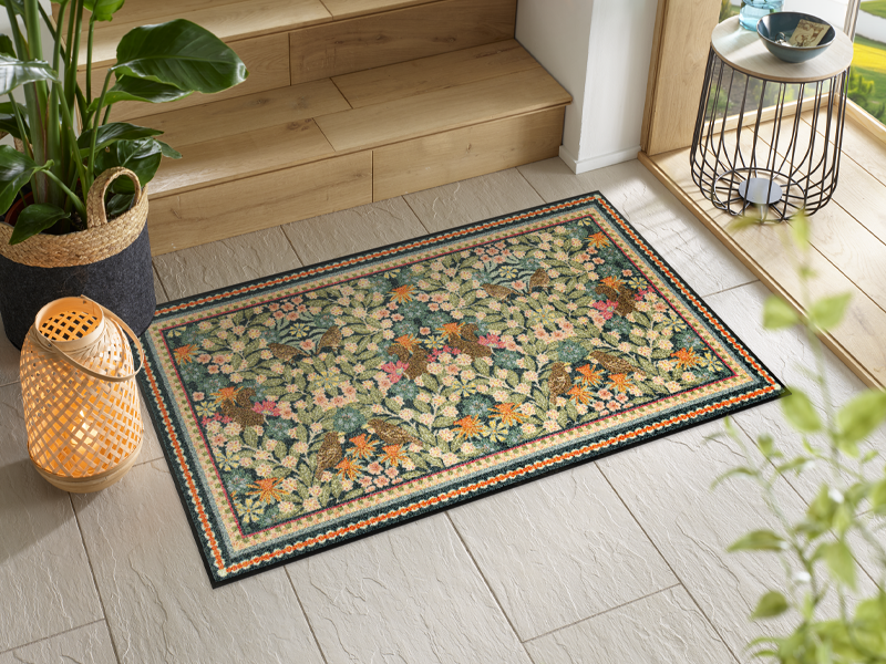 Fußmatte mit buntem floralem Muster vor der Treppe