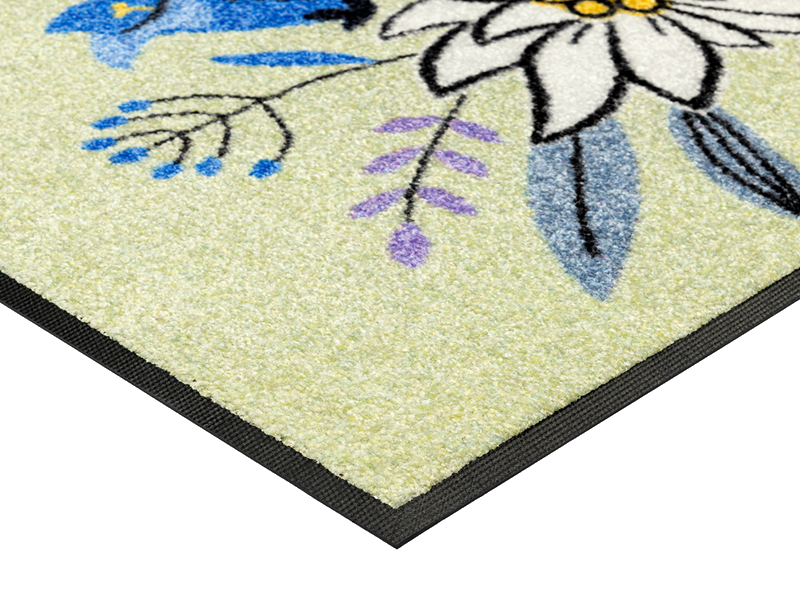 Eckansicht der Fußmatte mit Alpenblumen-Motiv
