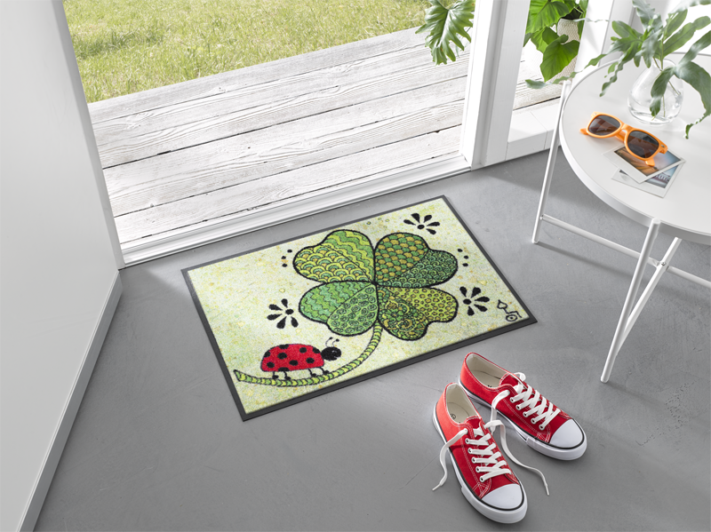 Fußmatte mit Klee und Marienkäfer im Eingangsbereich