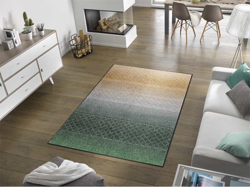 Fußmatte mit sand-grünem Farbverlauf im Wohnzimmer