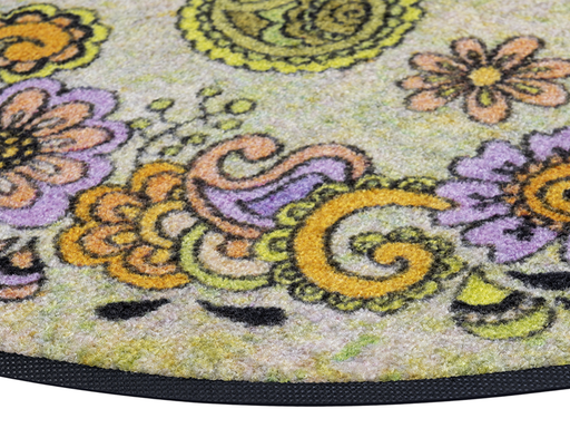 Eckansicht der runden Fußmatte mit gemalenen Blumen und Ornamenten