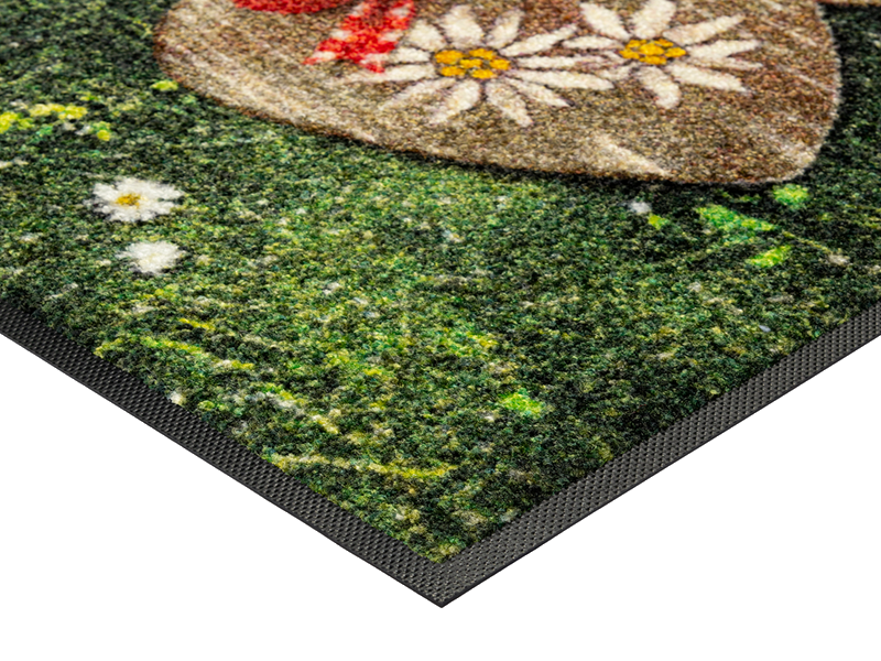 Eckansicht der Fußmatte mit alpinem Herz-Design