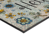 Eckansicht der Fußmatte mit Blütenmotiven, Schmetterling, Libelle und Schriftzug "Hello"