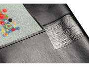 Rückenansicht der Fußmatte mit Schriftzug "HI" mit Blumen geschmückt