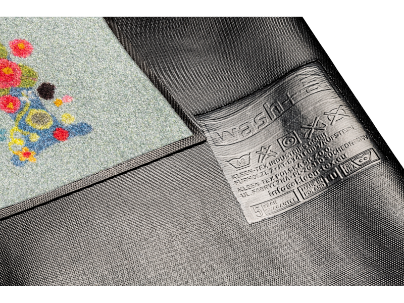 Rückenansicht der Fußmatte mit Schriftzug "HI" mit Blumen geschmückt