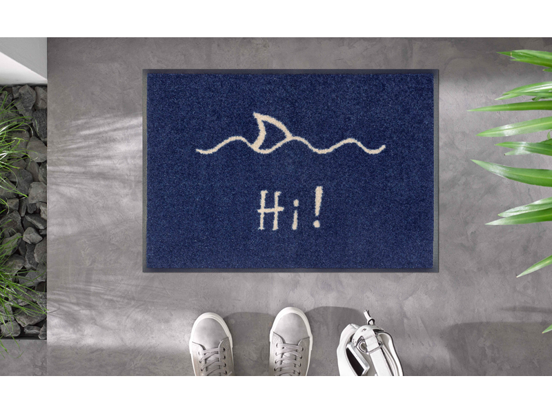Fußmatte mit Hai und Schrift "Hi!" auf dem Boden