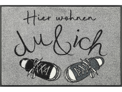 graue Fußmatte mit Schriftzug "Hier wohnen du & ich" und 2 Schuhen