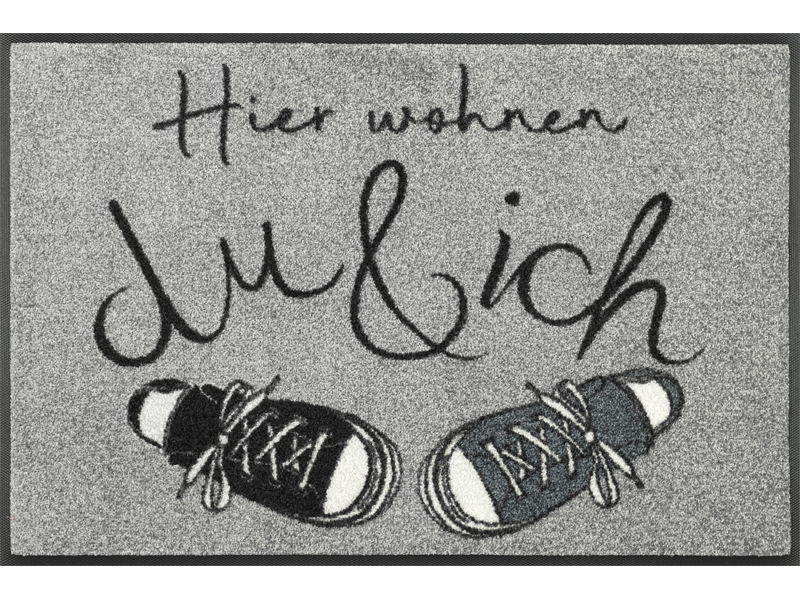 graue Fußmatte mit Schriftzug "Hier wohnen du & ich" und 2 Schuhen