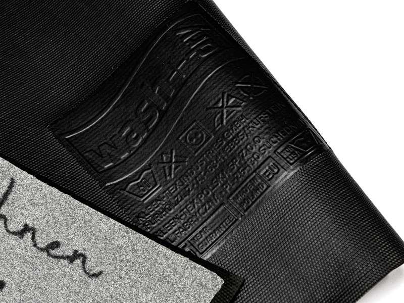 Rückenansicht der grauen Fußmatte mit Schriftzug "Hier wohnen du & ich" und 2 Schuhen