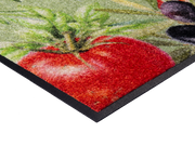 Eckansicht der Fußmatte mit Tomaten und Oliven