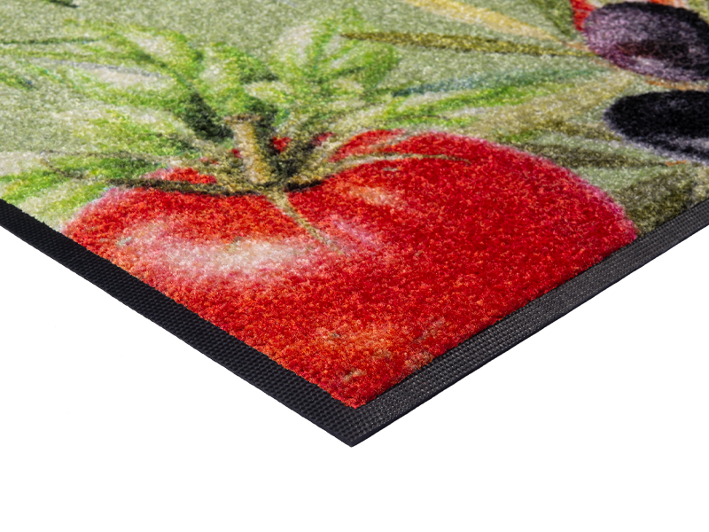 Eckansicht der Fußmatte mit Tomaten und Oliven