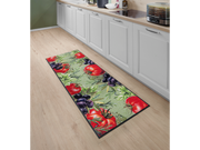 Läufer mit Tomaten und Oliven in der Küche